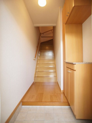 【玄関】 | カーサ・アルドーレＢ | 1階玄関！たくさん収納できるシューズボックスが付いています♪