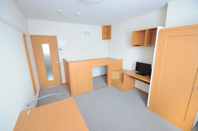 レオパレスフィオーレの居間・リビング|ベッドの下は収納になってます