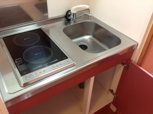 レオパレスフィオーレのキッチン|収納棚付き、コンロの下にも収納有り。