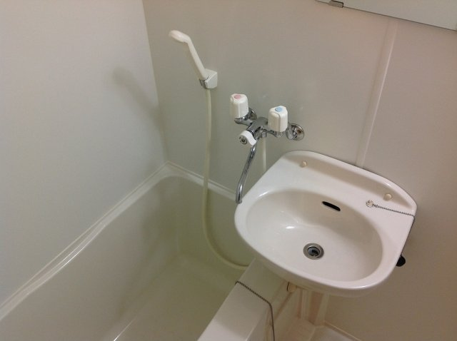 レオパレスフィオーレの浴室|浴室乾燥機付き