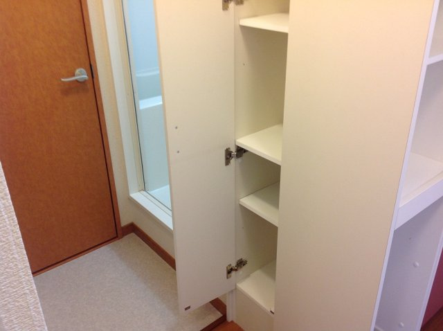 レオパレスフィオーレの内装|キッチン横に収納棚つき