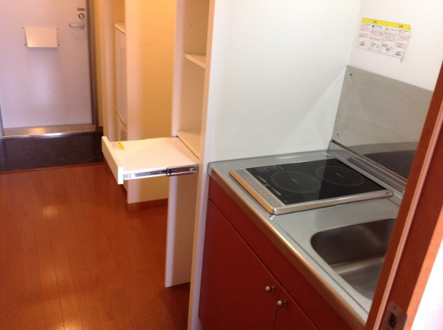 レオパレスフィオーレのキッチン|便利な引き出し式の棚