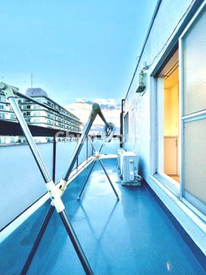 【バルコニー】 | コーポ日野 | 【バルコニー】幅もあって、奥行きもあるゆとりのバルコニー。洗濯物を干したり乾かしたりだけでなく、ただ出てみるだけでも気持ちいいですよ。