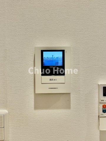 コーポ日野のセキュリティ|【モニターホン】誰が来たかすぐにわかるカラーモニター付きインターホン。通話ボタンを押すまでは室内の音は漏れていませんので相手を確かめてから応対できます。