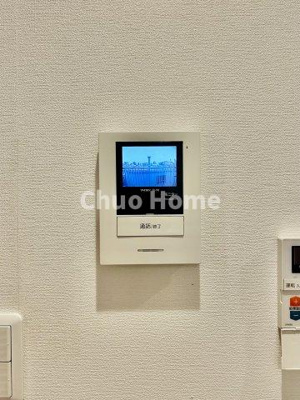 【セキュリティ】 | コーポ日野 | 【モニターホン】誰が来たかすぐにわかるカラーモニター付きインターホン。通話ボタンを押すまでは室内の音は漏れていませんので相手を確かめてから応対できます。