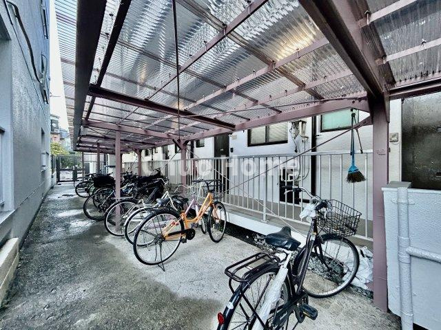 コーポ日野の駐輪場|【自転車置き場】最新の空き状況や費用などの詳細は担当スタッフまでお問い合わせください。