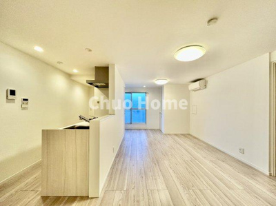 【キッチン】 | コーポ日野 | 視界に広がりを生むオープンなキッチン。料理や片付けをしながら、家族との会話を楽しんだり、リビングで遊ぶ子どもを見守れます。ご見学時には家具の配置などもイメージしながらぜひご覧になって見て下さい。