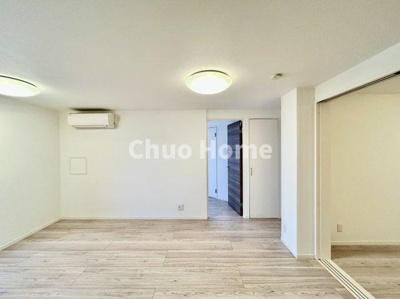 【居間・リビング】 | コーポ日野 | 【リビングダイニング】一日の中で多くの時間を過すことになるリビングダイニングだからこそ、いつも穏やかな空間であることが必然。爽やかな通風と採光を存分に感じる事が出来る空間です。