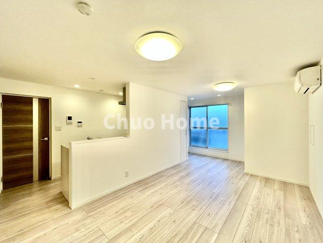 コーポ日野のダイニング|【ダイニング】忙しい朝でも、しっかり家族が揃って食事をして頂けるゆとりある大きさのダイニングスペース。奥様が作る手料理をカウンター越しに受けとって頂き、テーブルで囲む素敵な時間を存分に愉しんで下さい。