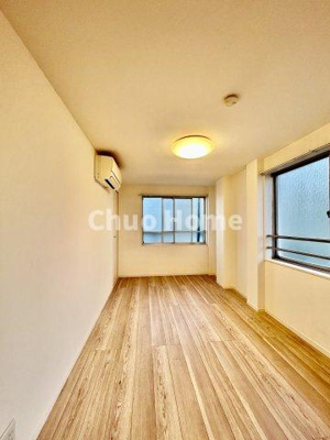 【寝室】 | コーポ日野 | 【寝室】心と体をゆったりと安らげる主寝室。寝室のゆとりが大きい分だけ、暮らしの安らぎは深まります。一日の疲れを癒すだけでなく、ご夫婦の親密な語らいを紡ぎ出します