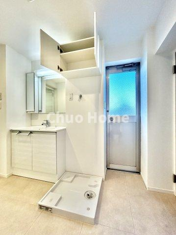 コーポ日野のランドリースペース|【ランドリースペース】担当者がスケールを持ち歩いておりますので、ご見学時には現在お使いの洗濯機などがきちんと収まるかなどもチェックして下さい。見学前に測っておくと非常に便利だと思います。