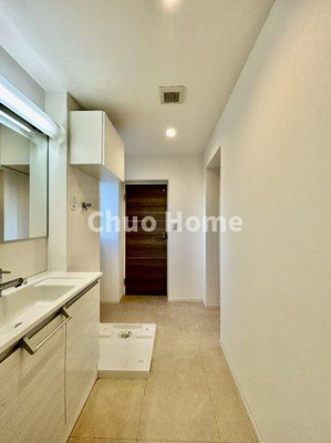 【脱衣所】 | コーポ日野 | 【洗面所】明るい洗面所は朝をすっきりさせてくれる空間です。バタバタしている忙しい朝でも収納が多い洗面台では短い時間で効率良く支度ができます。