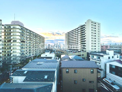 【展望】 | コーポ日野 | 手を伸ばせば、ふれることが出来そうな環境が、そのままインテリアになったような印象です。その豊かな眺望にふさわしい空間には、通風・採光にも優れ、心地よい光と風があふれています