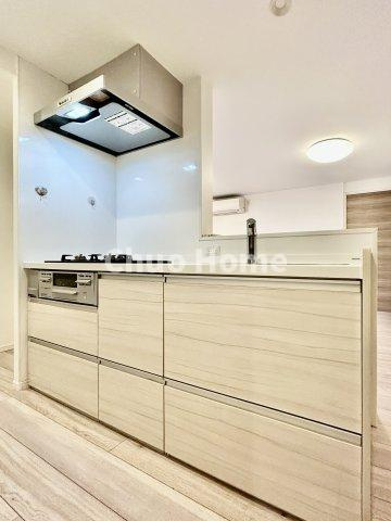 コーポ日野のキッチン|【システムキッチン】ワイドで収納豊富な使い勝手の良いカウンターキッチンには、伸縮タイプのキッチン水栓、三ツ口コンロ・魚焼きグリルなどの便利な設備が標準完備されています。