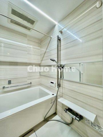 コーポ日野の浴室|【バスルーム】暖房換気乾燥機付きシステムバスルーム。暖房・冷風・換気・乾燥など、毎日を快適に過ごせるうれしい機能が揃っています。雨の日の洗濯物も安心です。