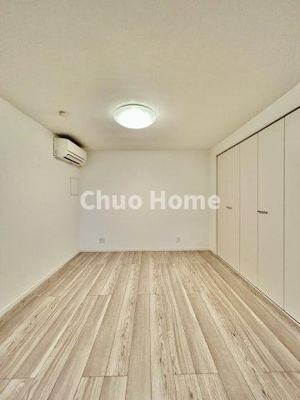 【洋室】 | コーポ日野 | 【洋室】快適に過ごす条件は、一人ひとり違います。だからこそ飾り過ぎないシンプルな内装と偏り過ぎないデザインで統一しております。居住していく中でオーナー様だけの【マイホーム】に創り上げて下さい