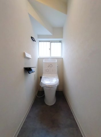 武蔵村山市学園三丁目戸建②のトイレ