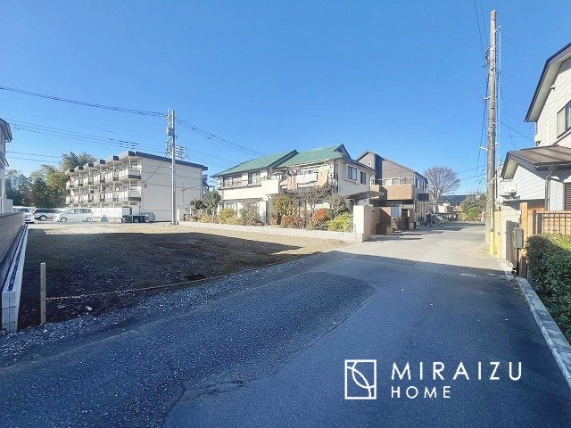 【前面道路含む現地写真】 | 通勤や家族の送迎など、毎日の生活にマイカーが欠かせない方にとって駐車場は大事な条件。敷地内にカースペースがあれば、お出かけやお買い物の際の搬入出も楽々です。
