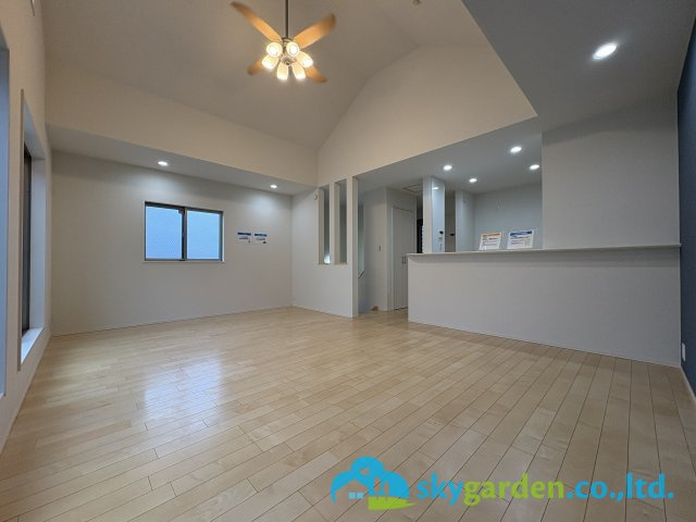 茅ヶ崎市室田1丁目　中古戸建の居間・リビング|おしゃれなリビングです