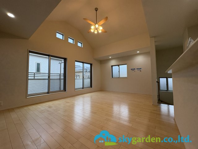 茅ヶ崎市室田1丁目　中古戸建の居間・リビング|ゆったり過ごせるリビングです