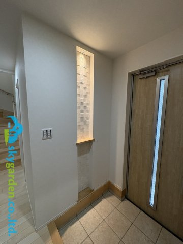 茅ヶ崎市室田1丁目　中古戸建の玄関|玄関を彩るニッチが特徴的です