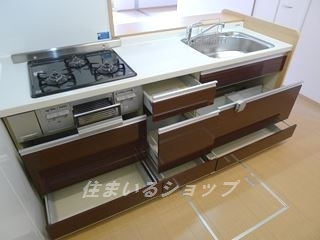 広島市安佐北区三入５丁目のアパートのキッチン|グリル付き３口ガスコンロ仕様です