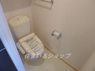 広島市安佐北区三入５丁目のアパートのトイレ|ウォシュレット・収納棚あり