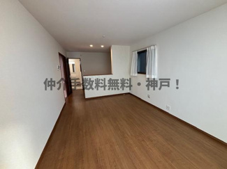 【居間・リビング】 | 神戸市垂水区霞ケ丘６丁目　新築戸建１号棟　仲介手数料無料！ | リビングです