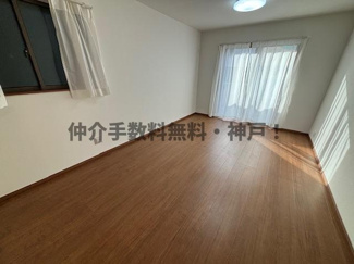 【居間・リビング】 | 神戸市垂水区霞ケ丘６丁目　新築戸建１号棟　仲介手数料無料！ | こちらの居間で趣味の時間をお楽しみください