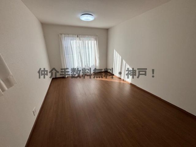 【居間・リビング】 | 神戸市垂水区霞ケ丘６丁目　新築戸建１号棟　仲介手数料無料！ | 使いやすいリビングです