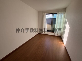 【洋室】 | 神戸市垂水区霞ケ丘６丁目　新築戸建１号棟　仲介手数料無料！ | 落ち着いた色調の洋室です