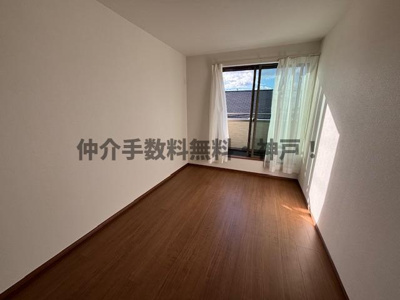 【洋室】 | 神戸市垂水区霞ケ丘６丁目　新築戸建１号棟　仲介手数料無料！ | 落ち着いた色調の洋室です