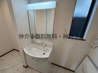 【独立洗面台】 | 神戸市垂水区霞ケ丘６丁目　新築戸建１号棟　仲介手数料無料！ | 独立洗面化粧台が付いています