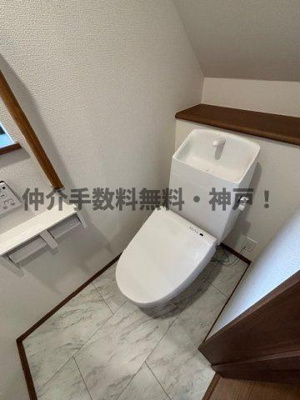 【トイレ】 | 神戸市垂水区霞ケ丘６丁目　新築戸建１号棟　仲介手数料無料！ | 落ち着いた色調のトイレです