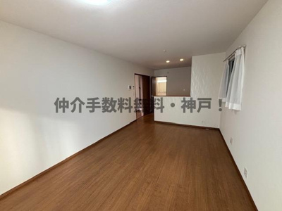 【居間・リビング】 | 神戸市垂水区霞ケ丘６丁目　新築戸建１号棟　仲介手数料無料！ | ゆったり過ごせる居間です