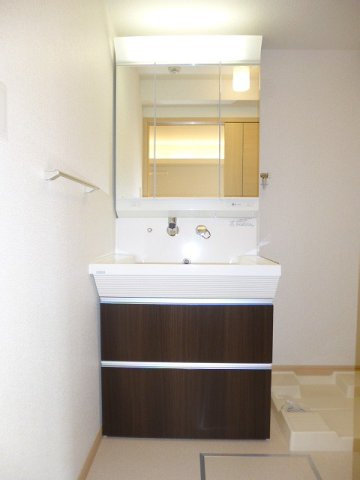 カーサ・ブルーの洗面所|ゆったりとスペースのある洗面所