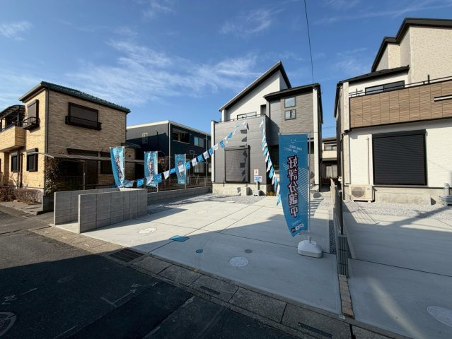 【1号棟】越谷市宮本町新築戸建ての前面道路含む現地写真