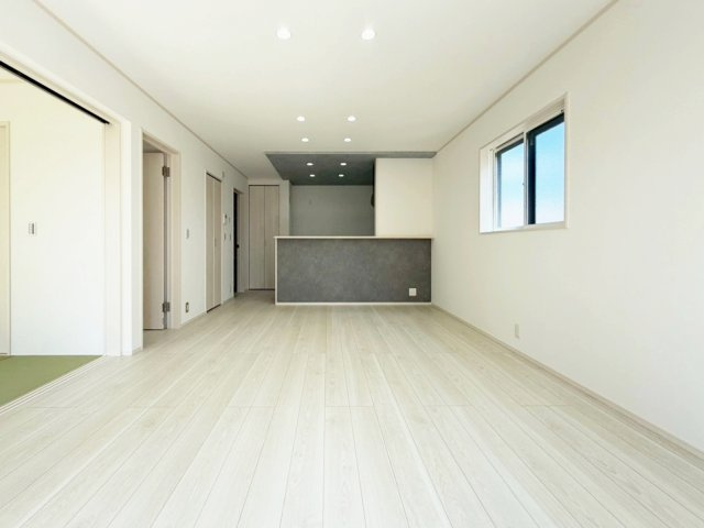 【１号棟　配置図】駐車スペース４台分確保。両親やご友人のお車を停めても余裕のある広さです。