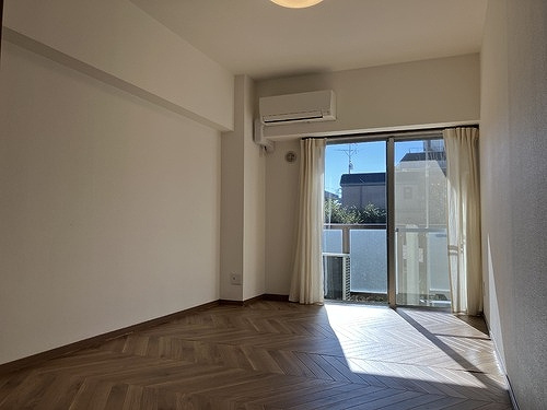 自由が丘パインクレストの居間・リビング|洋室６．５帖（東側）