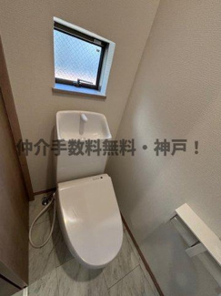 【トイレ】 | 神戸市垂水区霞ケ丘６丁目　新築戸建2号棟　仲介手数料無料！ | 落ち着いた色調のトイレです