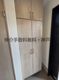 【玄関】 | 神戸市垂水区霞ケ丘６丁目　新築戸建2号棟　仲介手数料無料！ | 玄関収納です