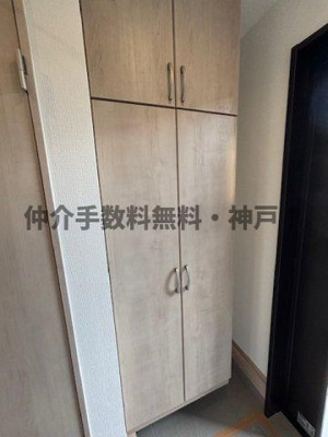 【玄関】 | 神戸市垂水区霞ケ丘６丁目　新築戸建2号棟　仲介手数料無料！ | 玄関収納です