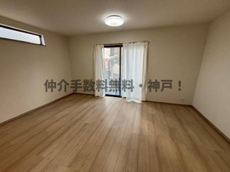 【居間・リビング】 | 神戸市垂水区霞ケ丘６丁目　新築戸建2号棟　仲介手数料無料！ | こちらのリビングで趣味の時間をお楽しみください