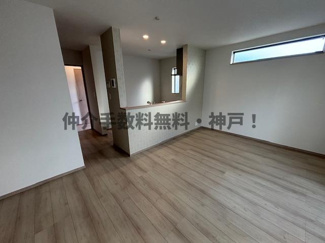 【居間・リビング】 | 神戸市垂水区霞ケ丘６丁目　新築戸建2号棟　仲介手数料無料！ | ゆったり過ごせる居間です