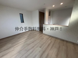 【居間・リビング】 | 神戸市垂水区霞ケ丘６丁目　新築戸建2号棟　仲介手数料無料！ | こちらの居間で趣味の時間をお楽しみください