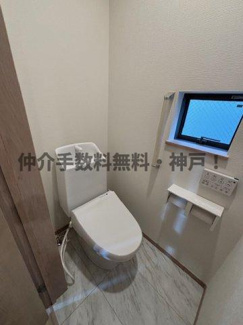 【トイレ】 | 神戸市垂水区霞ケ丘６丁目　新築戸建2号棟　仲介手数料無料！ | トイレです