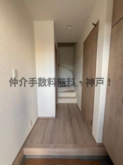 【玄関】 | 神戸市垂水区霞ケ丘６丁目　新築戸建2号棟　仲介手数料無料！ | 収納もある玄関です