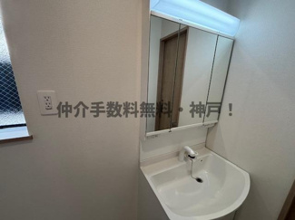 【独立洗面台】 | 神戸市垂水区霞ケ丘６丁目　新築戸建2号棟　仲介手数料無料！ | 独立洗面台、小物を置くことができて便利です