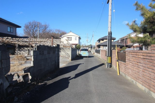 小山市間々田の前面道路含む現地写真|北東側道路（2026年1月撮影）