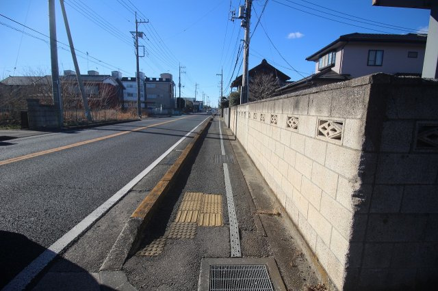 小山市間々田の前面道路含む現地写真|南東側道路（2026年1月撮影）